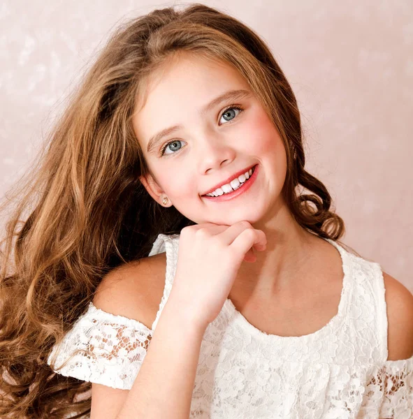 Портрет Чарівної Усміхненої Маленької Дівчинки Дитячої Ізольованої — стокове фото