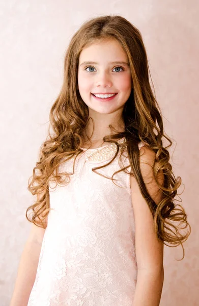 Портрет чарівної усміхненої маленької дівчинки — стокове фото