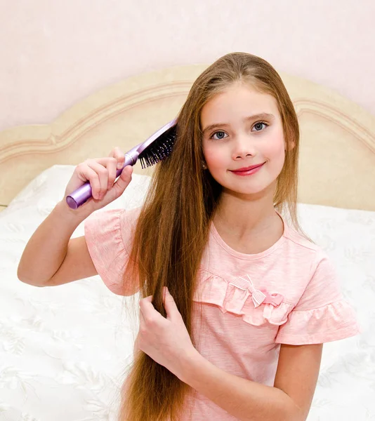 Portrait Mignonne Petite Fille Souriante Enfant Brossant Ses Cheveux Gros — Photo