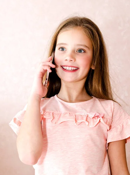 Ritratto Carina Sorridente Bambina Che Chiama Smartphone Cellulare Isolato Sfondo — Foto Stock