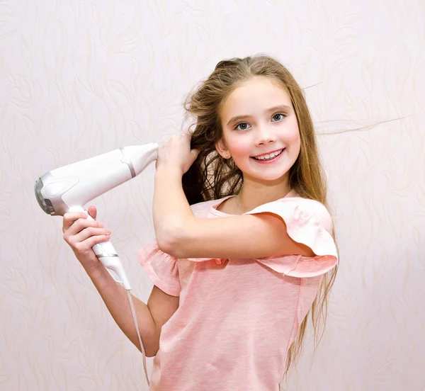 Bonito Sorrindo Menina Criança Secando Seu Cabelo Longo Com Secador — Fotografia de Stock