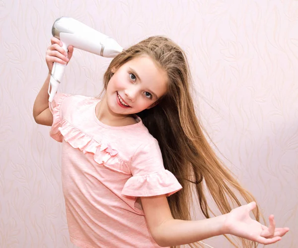 Bonito Sorrindo Menina Criança Secando Seu Cabelo Longo Com Secador — Fotografia de Stock