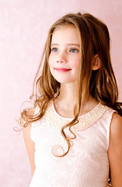 Portrét Rozkošný Usmívající Dívka Dítě Samostatný — Stock fotografie