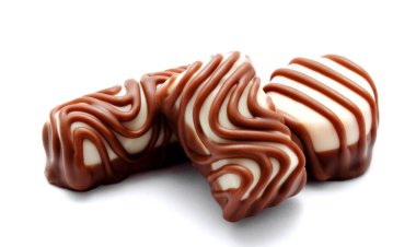 Çikolata şekerleme tatlılar ürün yelpazesine izole beyaz bir arka plan üzerinde