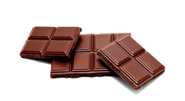 Beyaz bir arka plan üzerinde izole koyu sütlü çikolata bar yığını