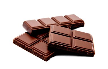 Beyaz bir arka plan üzerinde izole koyu sütlü çikolata bar yığını