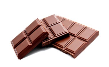 Beyaz bir arka plan üzerinde izole koyu sütlü çikolata bar yığını