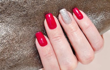 Kadının çivi ile güzel kırmızı moda tasarım taşlar ile manikür     