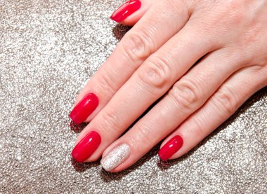 Kadının çivi ile güzel kırmızı moda tasarım taşlar ile manikür     