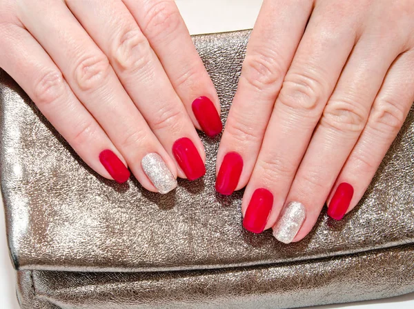 Unhas Mulher Com Belo Design Moda Manicure Vermelho Com Pedras — Fotografia de Stock