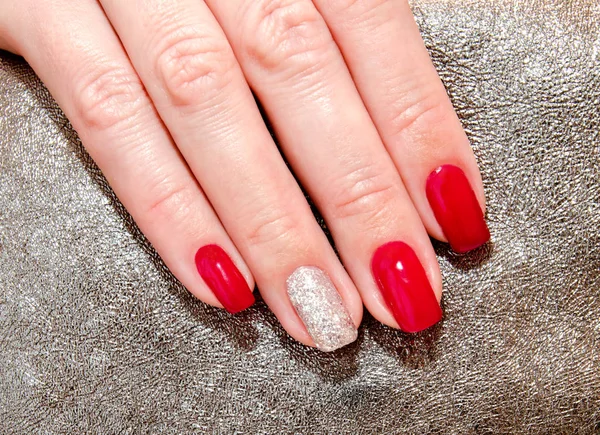 Unhas Mulher Com Belo Design Moda Manicure Vermelho Com Pedras — Fotografia de Stock