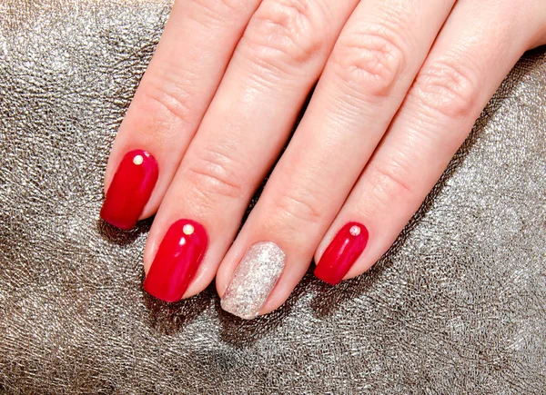 Unhas Mulher Com Belo Design Moda Manicure Vermelho Com Pedras — Fotografia de Stock