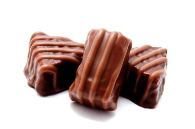 Çikolata şekerleme tatlılar ürün yelpazesine izole beyaz bir arka plan üzerinde