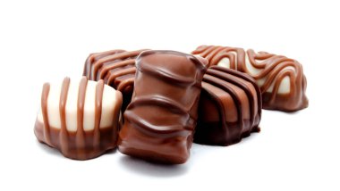 Çikolata şekerleme tatlılar ürün yelpazesine izole beyaz bir arka plan üzerinde