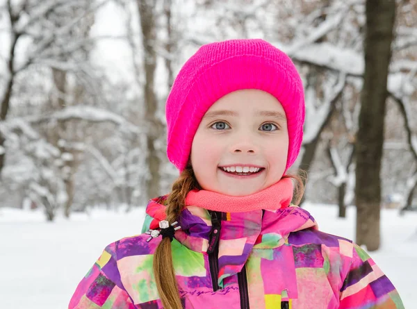 カットの笑みを浮かべて小さな女児が冬の日の屋外の肖像画 — ストック写真