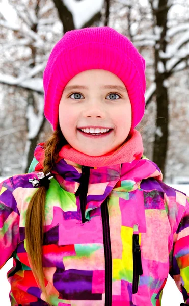 Retrato Corte Sorridente Menina Criança Dia Inverno Livre — Fotografia de Stock