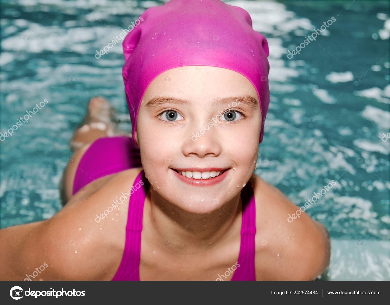Retrato Linda Niña Sonriente Nadadora Infantil Traje Baño Rosa Gorra:  fotografía de stock © svetamart #242574484