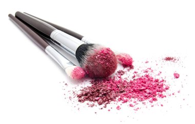 Profesyonel makyaj fırçaları ve renkli göz gölgeler beyaz arka plan üzerinde izole çeşitli kümesi 