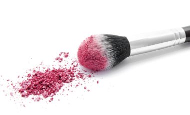 Profesyonel makyaj fırça ve beyaz arka plan üzerinde izole renkli göz gölgeler 