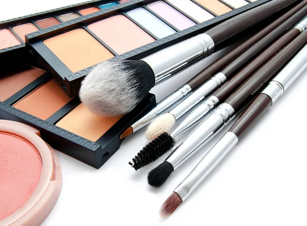 Varios Juegos Pinceles Maquillaje Profesionales Una Paleta Sombras Coloridas Aisladas — Foto de Stock