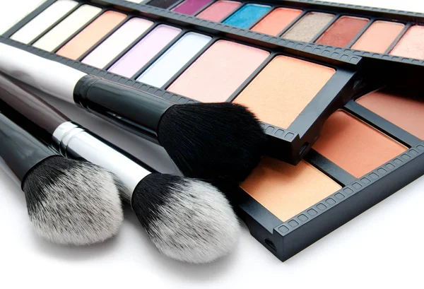 Forskellige Sæt Professionelle Makeup Børster Palet Farverige Øjenskygger Isoleret Hvid - Stock-foto