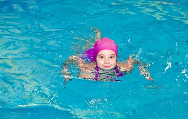 Retrato Linda Niña Sonriente Nadadora Infantil Traje Baño Rosa Gorra — Foto de Stock