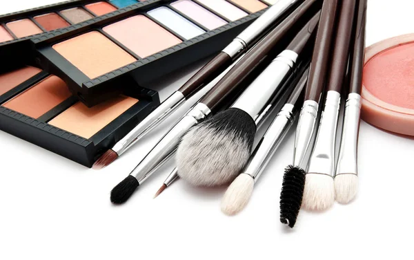 Vários Conjuntos Pincéis Maquiagem Profissional Paleta Sombras Coloridas Isoladas Sobre — Fotografia de Stock