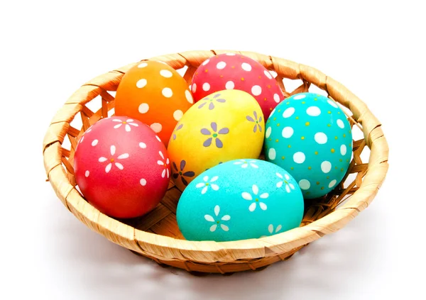 Huevos Pascua Hechos Mano Coloridos Perfectos Cesta Aislada Blanco — Foto de Stock