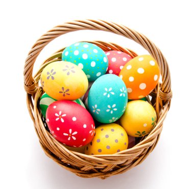 Mükemmel renkli el yapımı Paskalya yumurta beyaz izole sepeti