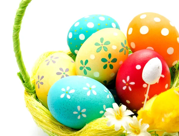 Perfetto Colorato Uova Pasqua Fatte Mano Nel Cestino Isolato Bianco — Foto Stock