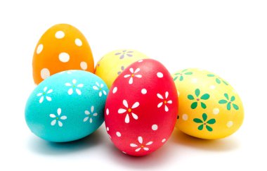Mükemmel renkli el yapımı Paskalya yumurtaları izole 