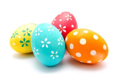 Mükemmel renkli el yapımı Paskalya yumurtaları izole 