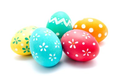 Mükemmel renkli el yapımı Paskalya yumurtaları izole 