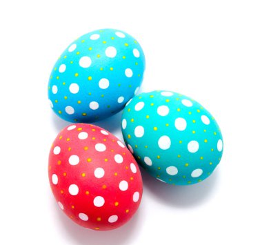 Mükemmel renkli el yapımı Paskalya yumurtaları izole 