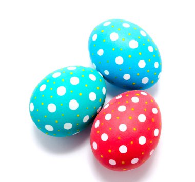 Mükemmel renkli el yapımı Paskalya yumurtaları izole 