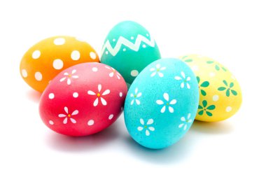 Mükemmel renkli el yapımı Paskalya yumurtaları izole 