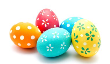 Mükemmel renkli el yapımı Paskalya yumurtaları izole 