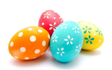 Mükemmel renkli el yapımı Paskalya yumurtaları izole 
