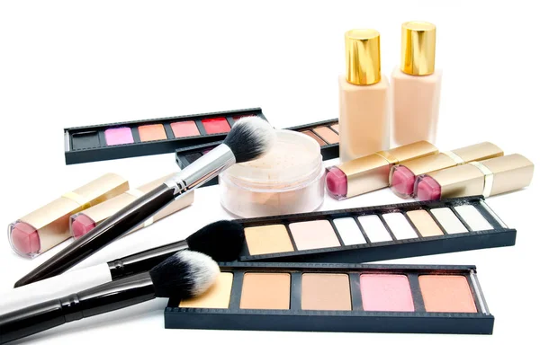 Varios juegos de pinceles de maquillaje profesional y cosméticos y pal — Foto de Stock