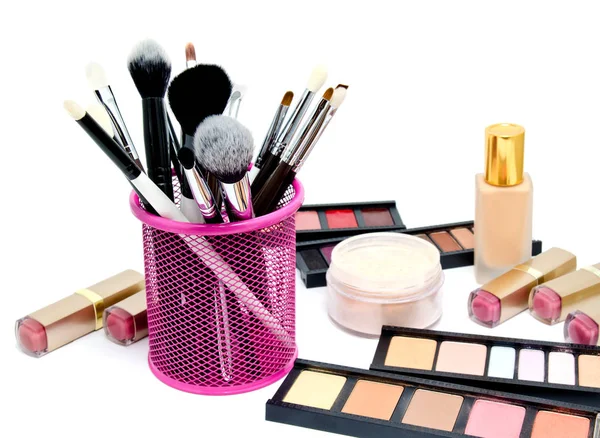 Verschiedene professionelle Make-up-Pinsel und Kosmetik und Freund Stockbild