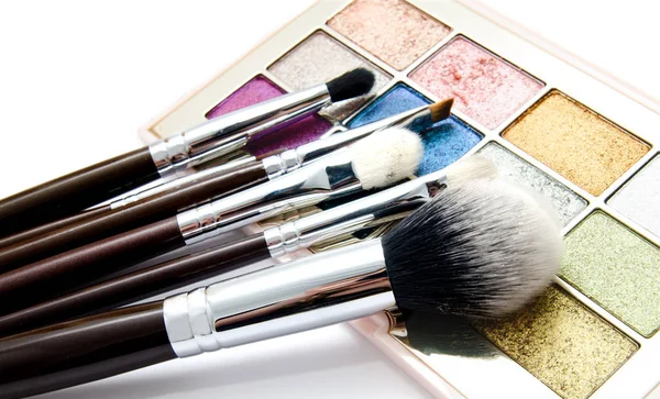 Vários conjuntos de pincéis de maquiagem profissional e paleta de cores — Fotografia de Stock