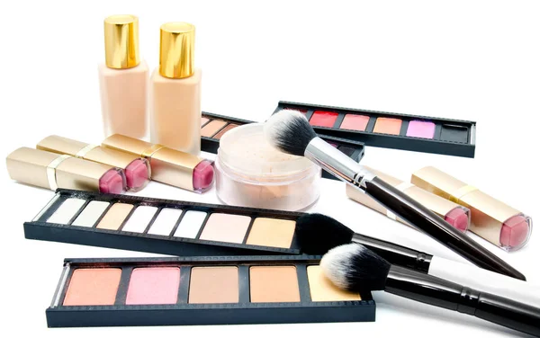 Varios juegos de pinceles de maquillaje profesional y cosméticos y pal — Foto de Stock