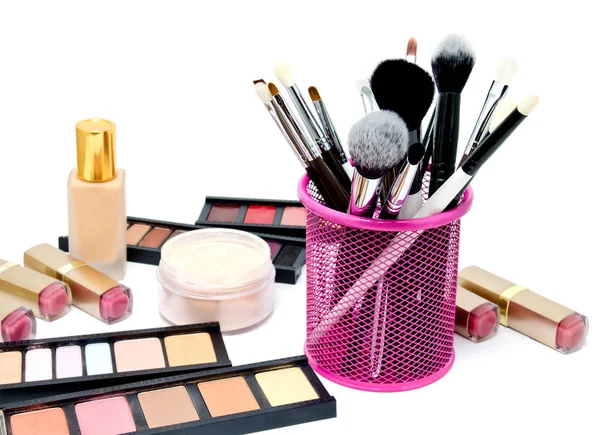 Forskellige sæt af professionelle makeup børster og kosmetik og kammerat - Stock-foto
