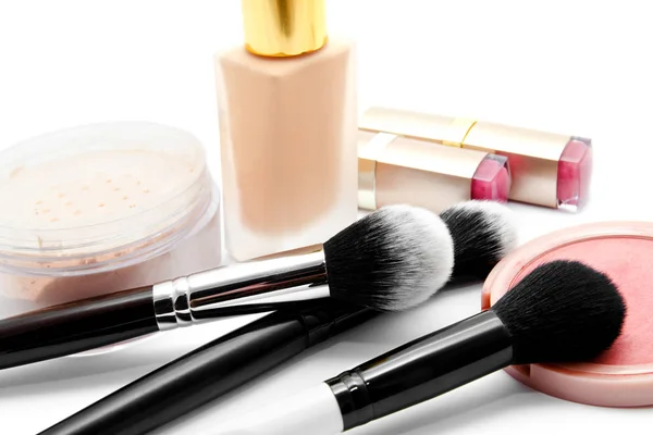 Varios conjunto de cepillos de maquillaje profesional y cosméticos aislar — Foto de Stock