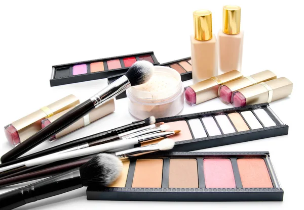 Verschiedene professionelle Make-up-Pinsel und Kosmetik und Freund lizenzfreie Stockbilder