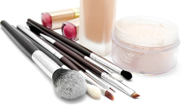 Varios conjunto de cepillos de maquillaje profesional y cosméticos aislar — Foto de Stock