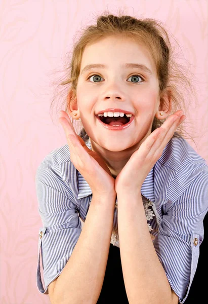 Retrato de adorable niña sonriente colegiala niño aislado —  Fotos de Stock