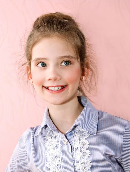 귀여운 웃는 여자 어린이의 초상 — 스톡 사진