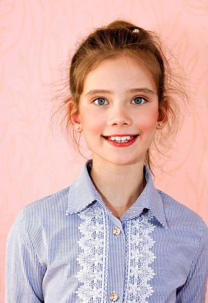 Porträtt av bedårande leende liten flicka skol flicka barn isolat — Stockfoto