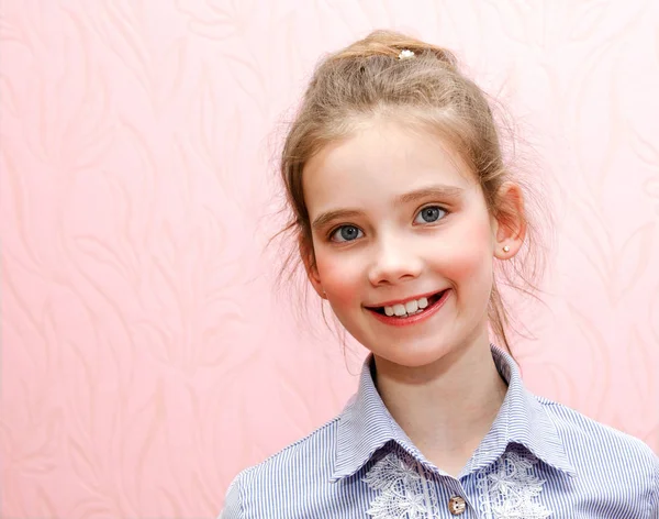 Портрет очаровательной улыбчивой маленькой девочки школьницы изолятор — стоковое фото